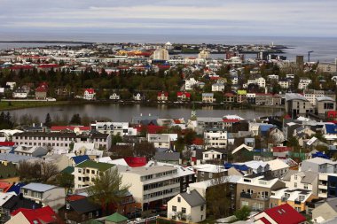 Reykjavik İzlanda 'nın başkenti ve en büyük şehridir. İzlanda 'nın güneybatısında, Faxafloi Körfezi' nin güney kıyısında yer alır.