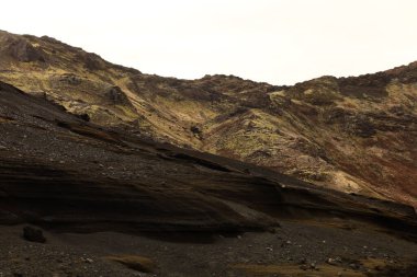 Reykjanesfolkvangur lav oluşumları, krater gölleri ve jeotermal alanları olan bir doğa rezervi.