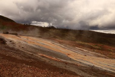 Reykjavik 'in yaklaşık 60 km doğusunda yer alan Geysir jeotermal alanı..