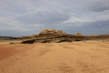 Landrellec de Pleumeur-Bodou, Landrellec yarımadasının ana plajıdır.