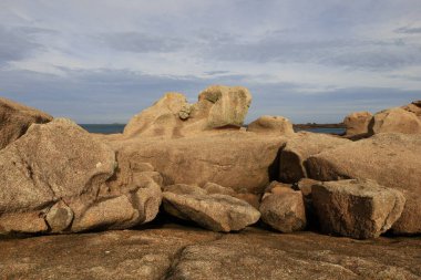 Landrellec de Pleumeur-Bodou, Landrellec yarımadasının ana plajıdır.