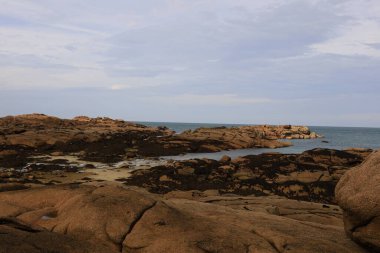 Landrellec de Pleumeur-Bodou, Landrellec yarımadasının ana plajıdır.