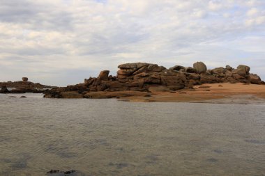 Pembe Granit Sahili, Fransa 'nın kuzeyindeki Cotes d' Armor bölgesinde yer alan bir kıyı şerididir.