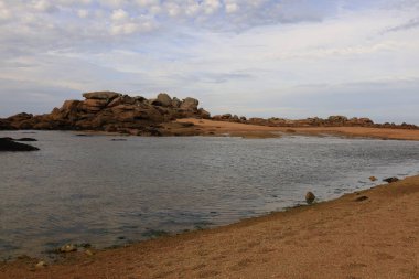 Pembe Granit Sahili, Fransa 'nın kuzeyindeki Cotes d' Armor bölgesinde yer alan bir kıyı şerididir.