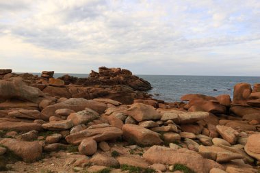 Pembe Granit Sahili, Fransa 'nın kuzeyindeki Cotes d' Armor bölgesinde yer alan bir kıyı şerididir.