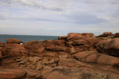 Pembe Granit Sahili, Fransa 'nın kuzeyindeki Cotes d' Armor bölgesinde yer alan bir kıyı şerididir.