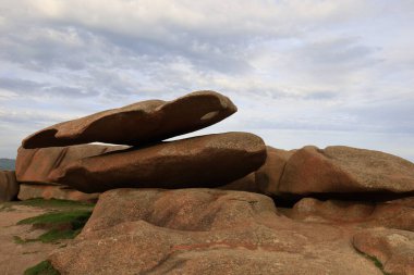 Pembe Granit Sahili, Fransa 'nın kuzeyindeki Cotes d' Armor bölgesinde yer alan bir kıyı şerididir.