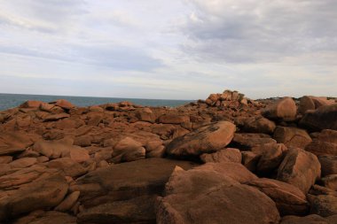 Pembe Granit Sahili, Fransa 'nın kuzeyindeki Cotes d' Armor bölgesinde yer alan bir kıyı şerididir.