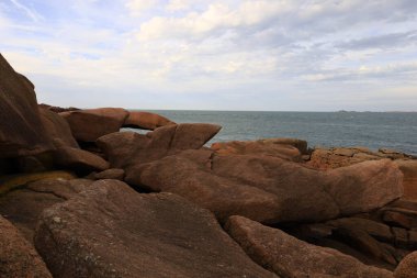 Pembe Granit Sahili, Fransa 'nın kuzeyindeki Cotes d' Armor bölgesinde yer alan bir kıyı şerididir.