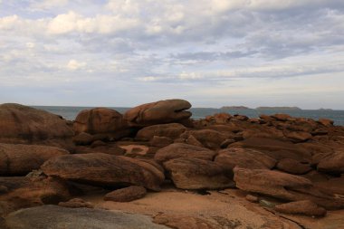 Pembe Granit Sahili, Fransa 'nın kuzeyindeki Cotes d' Armor bölgesinde yer alan bir kıyı şerididir.