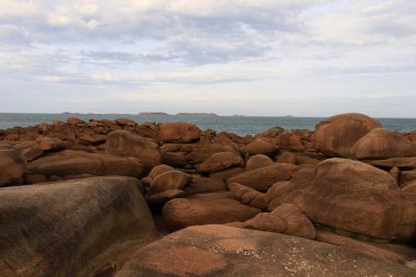 Pembe Granit Sahili, Fransa 'nın kuzeyindeki Cotes d' Armor bölgesinde yer alan bir kıyı şerididir.