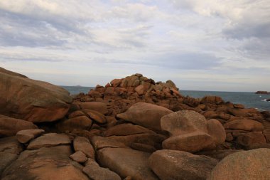 Pembe Granit Sahili, Fransa 'nın kuzeyindeki Cotes d' Armor bölgesinde yer alan bir kıyı şerididir.