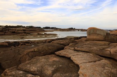 Pembe Granit Sahili, Fransa 'nın kuzeyindeki Cotes d' Armor bölgesinde yer alan bir kıyı şerididir.