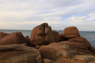 Pembe Granit Sahili, Fransa 'nın kuzeyindeki Cotes d' Armor bölgesinde yer alan bir kıyı şerididir.