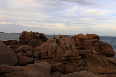 Pembe Granit Sahili, Fransa 'nın kuzeyindeki Cotes d' Armor bölgesinde yer alan bir kıyı şerididir.