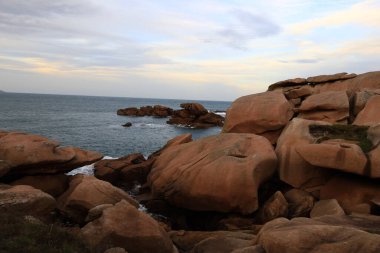 Pembe Granit Sahili, Fransa 'nın kuzeyindeki Cotes d' Armor bölgesinde yer alan bir kıyı şerididir.