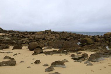 Fransa 'nın Finistere departmanındaki Plouescat kasabasında bir plajda manzarası var..