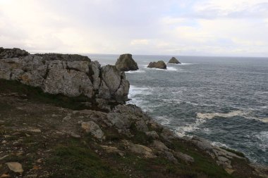 Crozon yarımadası Finistere 'de Brest' in önünde yer almaktadır.