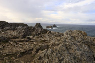 Crozon yarımadası Finistere 'de Brest' in önünde yer almaktadır.