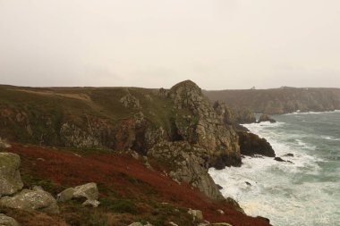 Bin 'in ucu, Brittany' nin batısındaki Beuzec-Cap-Sizun kasabasında bulunan bir pelerin.,