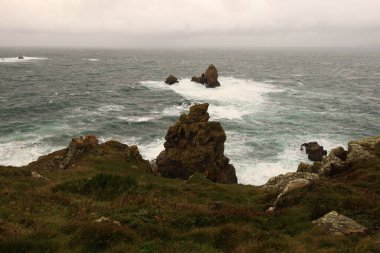 Bin 'in ucu, Brittany' nin batısındaki Beuzec-Cap-Sizun kasabasında bulunan bir pelerin.,