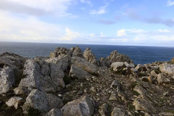 Crozon yarımadası Finistere 'de Brest' in önünde yer almaktadır.