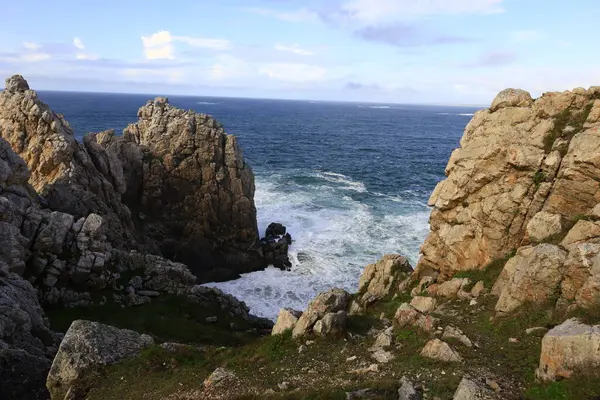 Crozon yarımadası Finistere 'de Brest' in önünde yer almaktadır.