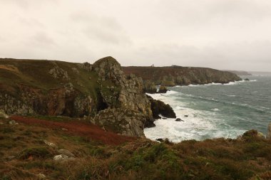 Bin 'in ucu, Brittany' nin batısındaki Beuzec-Cap-Sizun kasabasında bulunan bir pelerin.,