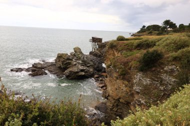 Porteau plajı, Sentier des Douaniers ile çevrili uzun kumlu bir plajdır.