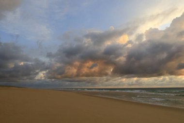 Cap-Ferret sahilinde gün batımını seyret.