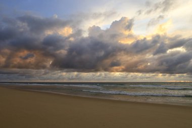 Cap-Ferret sahilinde gün batımını seyret.