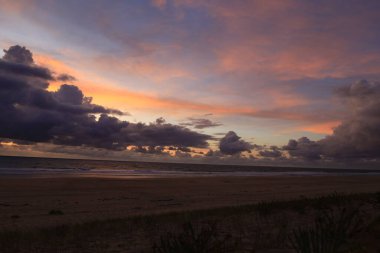Cap-Ferret sahilinde gün batımını seyret.