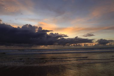 Cap-Ferret sahilinde gün batımını seyret.