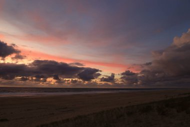 Cap-Ferret sahilinde gün batımını seyret.