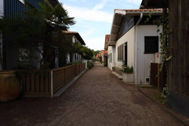 Arcachon havzasının kenarındaki Lege-Cap-Ferret kasabasında bulunan Çimen Köyü.