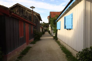 Arcachon havzasının kenarındaki Lege-Cap-Ferret kasabasında bulunan Çimen Köyü.