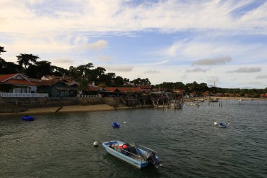  Arcachon Körfezi, Fransa 'nın güneybatı kıyısında, Pays de Buch' da yer alan Atlantik Okyanusu 'nun bir körfezi.