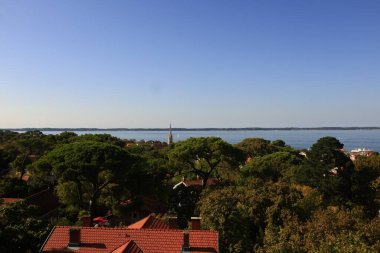  Arcachon Körfezi, Fransa 'nın güneybatı kıyısında, Pays de Buch' da yer alan Atlantik Okyanusu 'nun bir körfezi.