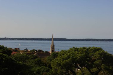  Arcachon Körfezi, Fransa 'nın güneybatı kıyısında, Pays de Buch' da yer alan Atlantik Okyanusu 'nun bir körfezi.