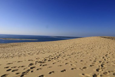 Pilat Kumulu Avrupa 'daki en uzun kum tepesidir. Arcachon Körfezi bölgesinde La Teste-de-Buch 'da yer almaktadır.