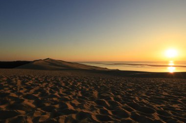 Pilat Kumulu Avrupa 'daki en uzun kum tepesidir. Arcachon Körfezi bölgesinde La Teste-de-Buch 'da yer almaktadır.