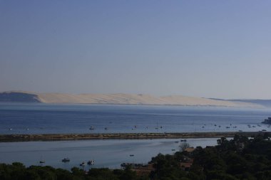  Arcachon Körfezi, Fransa 'nın güneybatı kıyısında, Pays de Buch' da yer alan Atlantik Okyanusu 'nun bir körfezi.