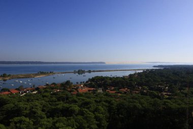  Arcachon Körfezi, Fransa 'nın güneybatı kıyısında, Pays de Buch' da yer alan Atlantik Okyanusu 'nun bir körfezi.