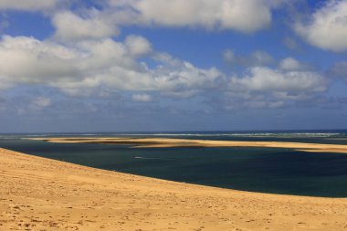 Pilat Kumulu Avrupa 'daki en uzun kum tepesidir. Arcachon Körfezi bölgesinde La Teste-de-Buch 'da yer almaktadır.