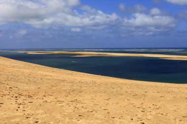 Pilat Kumulu Avrupa 'daki en uzun kum tepesidir. Arcachon Körfezi bölgesinde La Teste-de-Buch 'da yer almaktadır.