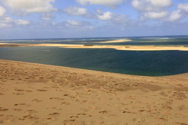 Pilat Kumulu Avrupa 'daki en uzun kum tepesidir. Arcachon Körfezi bölgesinde La Teste-de-Buch 'da yer almaktadır.