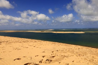 Pilat Kumulu Avrupa 'daki en uzun kum tepesidir. Arcachon Körfezi bölgesinde La Teste-de-Buch 'da yer almaktadır.