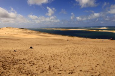 Pilat Kumulu Avrupa 'daki en uzun kum tepesidir. Arcachon Körfezi bölgesinde La Teste-de-Buch 'da yer almaktadır.
