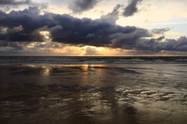 Cap-Ferret sahilinde gün batımını seyret.