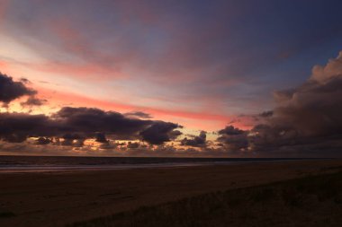 Cap-Ferret sahilinde gün batımını seyret.